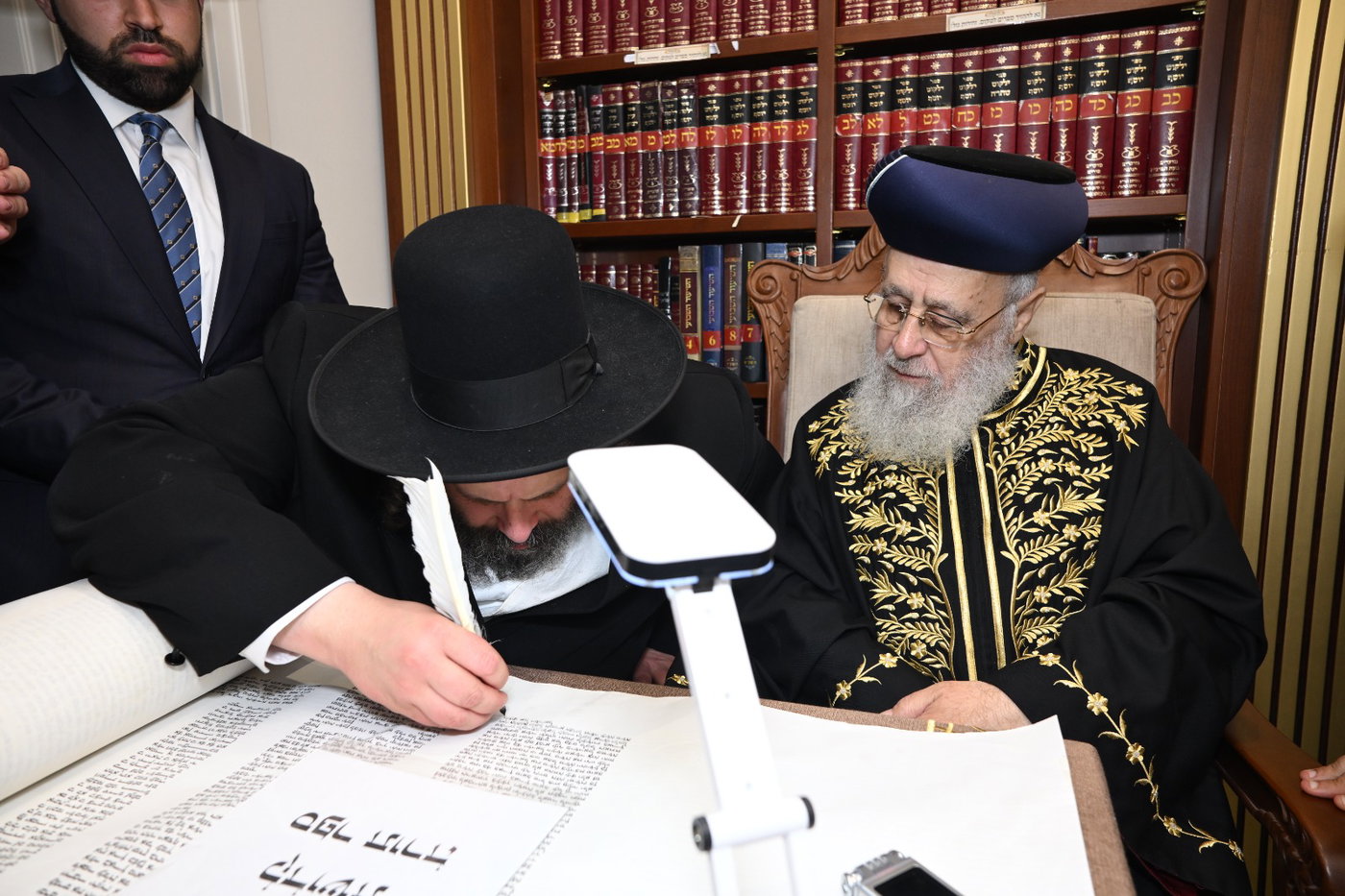 גדולי ישראל בכתיבת אותיות בס"ת של הבן יקיר