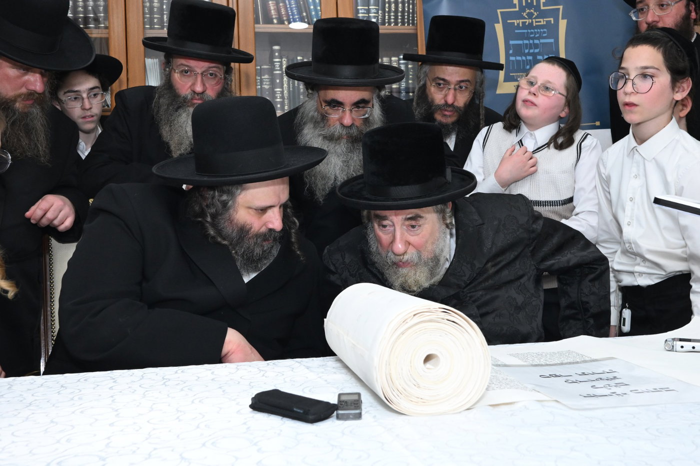 גדולי ישראל בכתיבת אותיות בס"ת של הבן יקיר