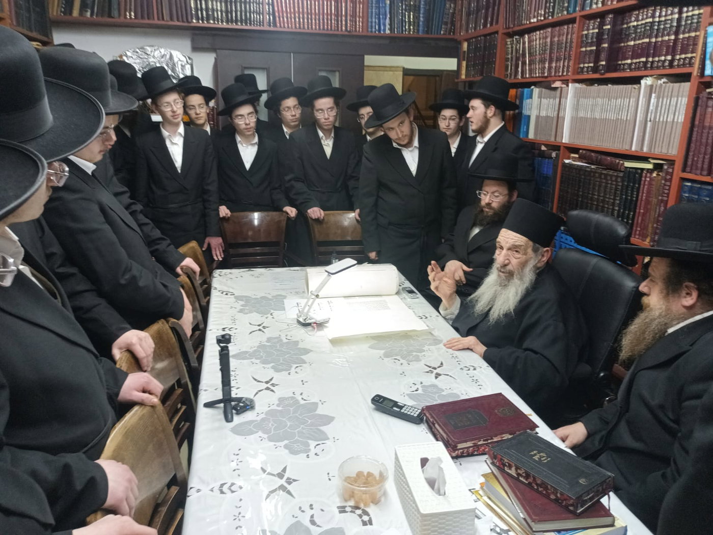 גדולי ישראל בכתיבת אותיות בס"ת של הבן יקיר