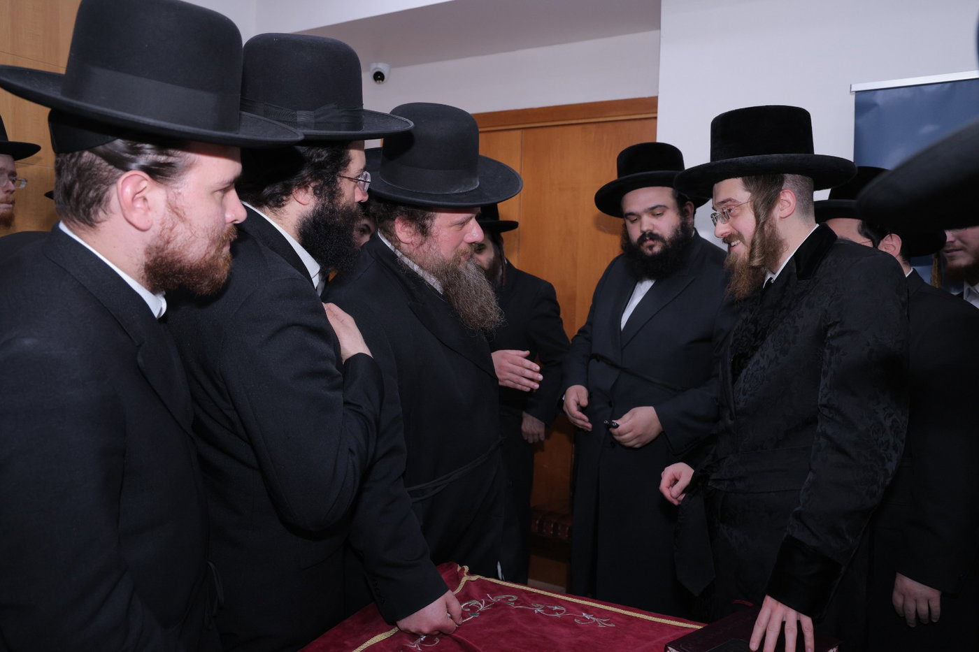 גדולי ישראל בכתיבת אותיות בס"ת של הבן יקיר