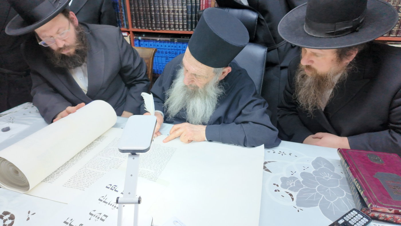גדולי ישראל בכתיבת אותיות בס"ת של הבן יקיר