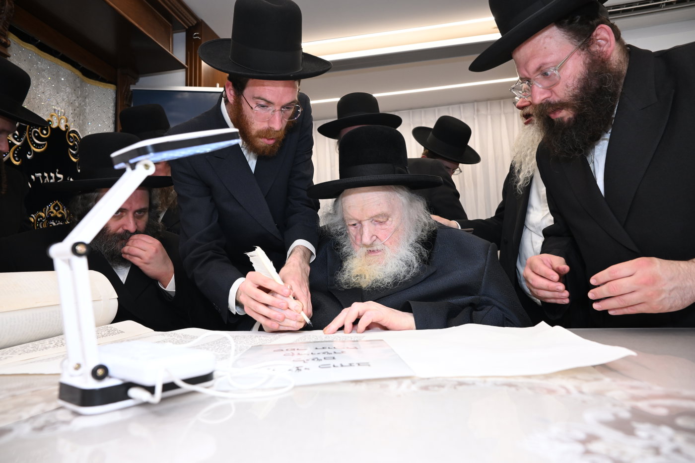גדולי ישראל בכתיבת אותיות בס"ת של הבן יקיר