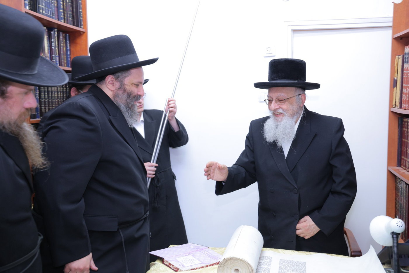 גדולי ישראל בכתיבת אותיות בס"ת של הבן יקיר