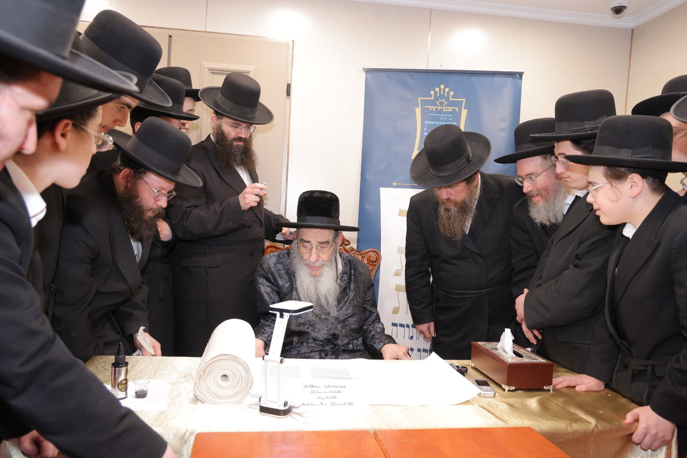 גדולי ישראל בכתיבת אותיות בס"ת של הבן יקיר
