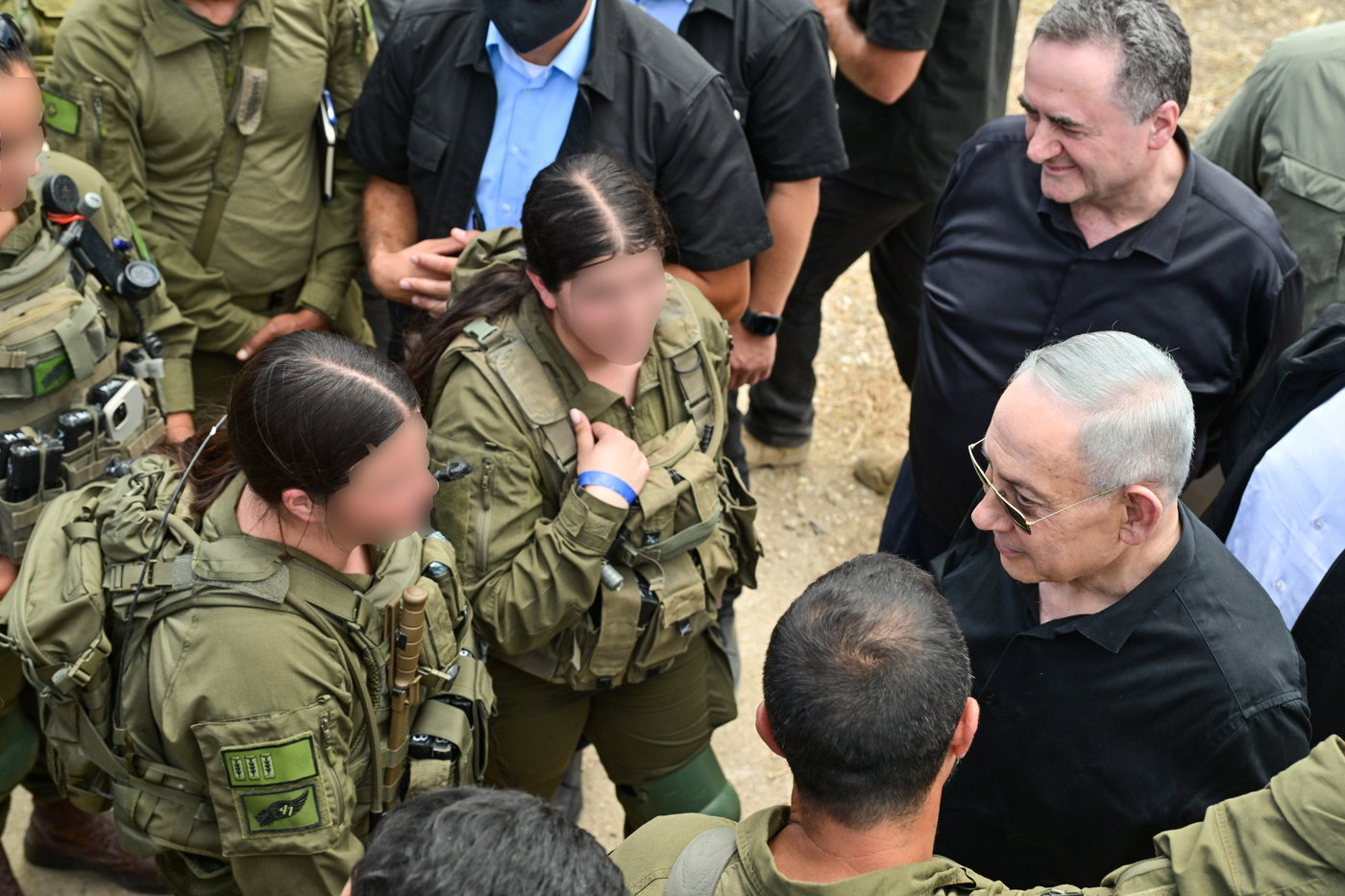 נתניהו הרים בחיוך את הפאלפון מאפודת הלוחם: "הלו, מדבר חייל" | צפו