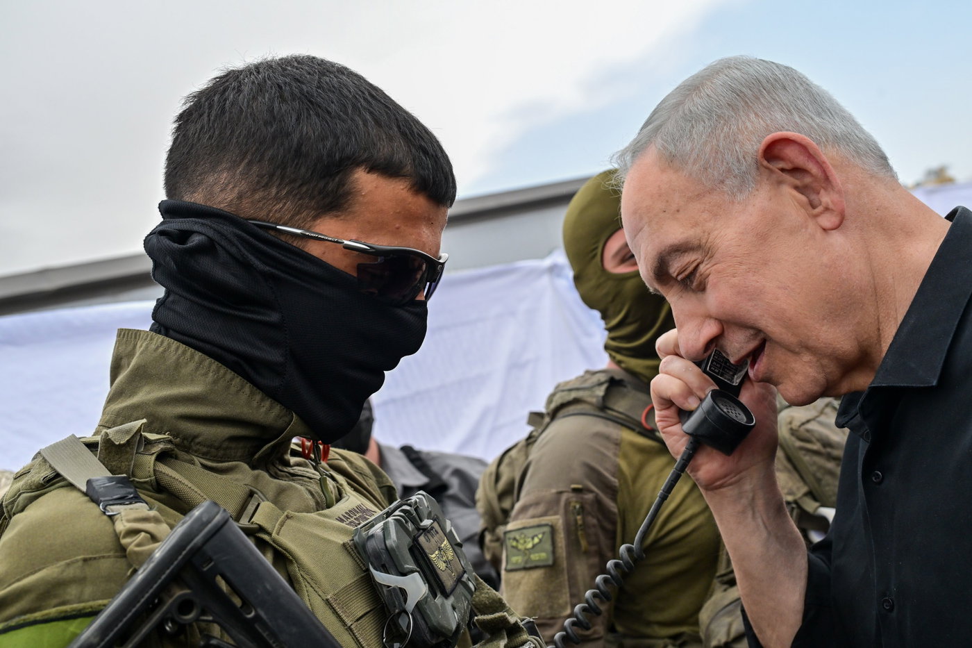 נתניהו הרים בחיוך את הפאלפון מאפודת הלוחם: "הלו, מדבר חייל" | צפו