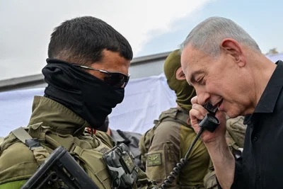 נתניהו הרים בחיוך את הפאלפון מאפודת הלוחם: "הלו, מדבר חייל" | צפו