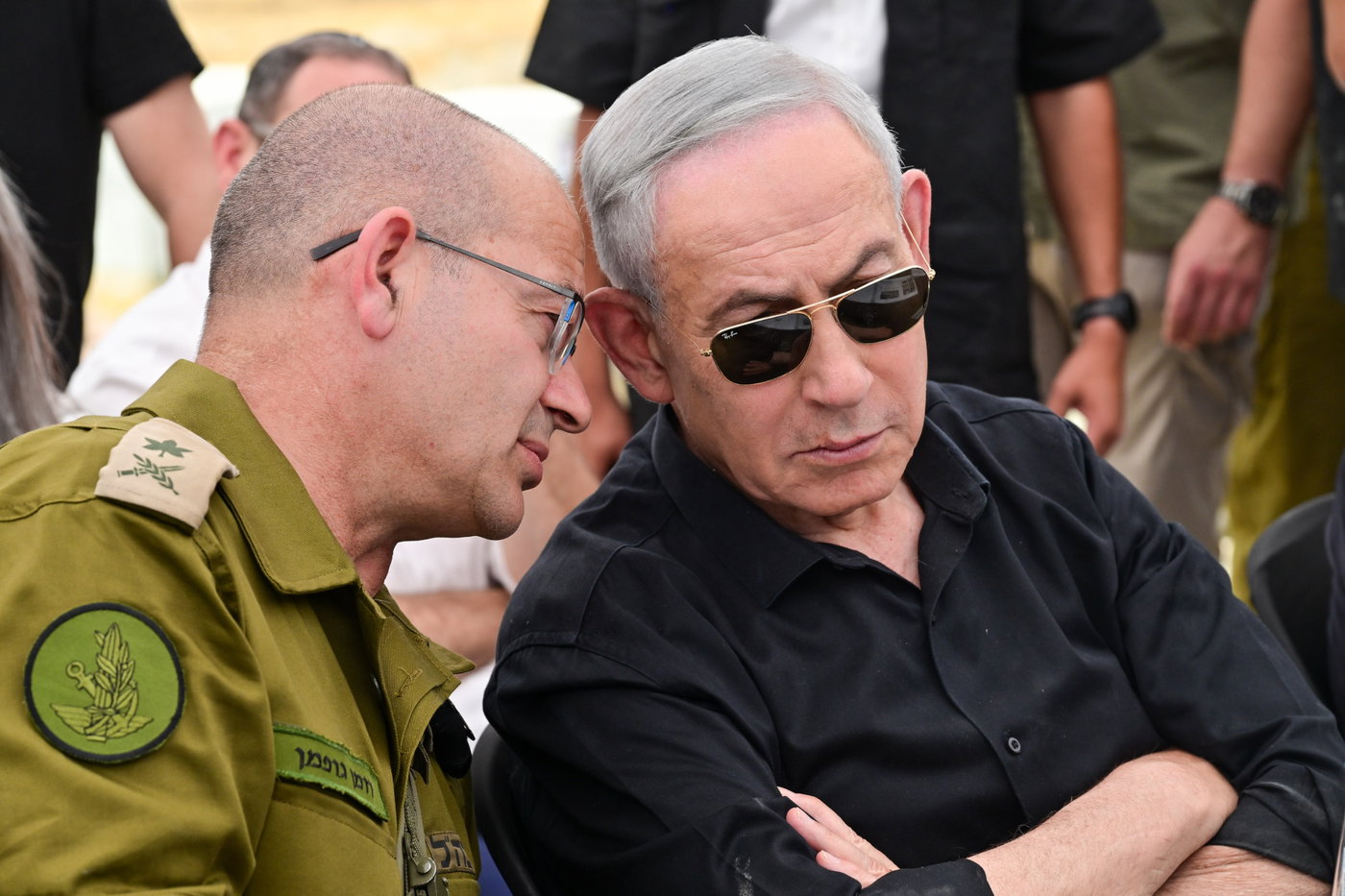 נתניהו הרים בחיוך את הפאלפון מאפודת הלוחם: "הלו, מדבר חייל" | צפו