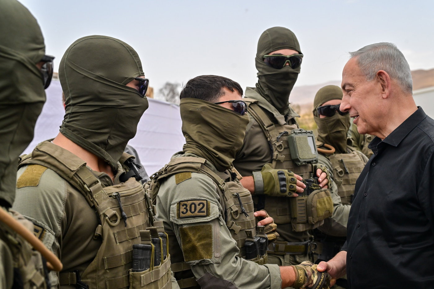 נתניהו הרים בחיוך את הפאלפון מאפודת הלוחם: "הלו, מדבר חייל" | צפו