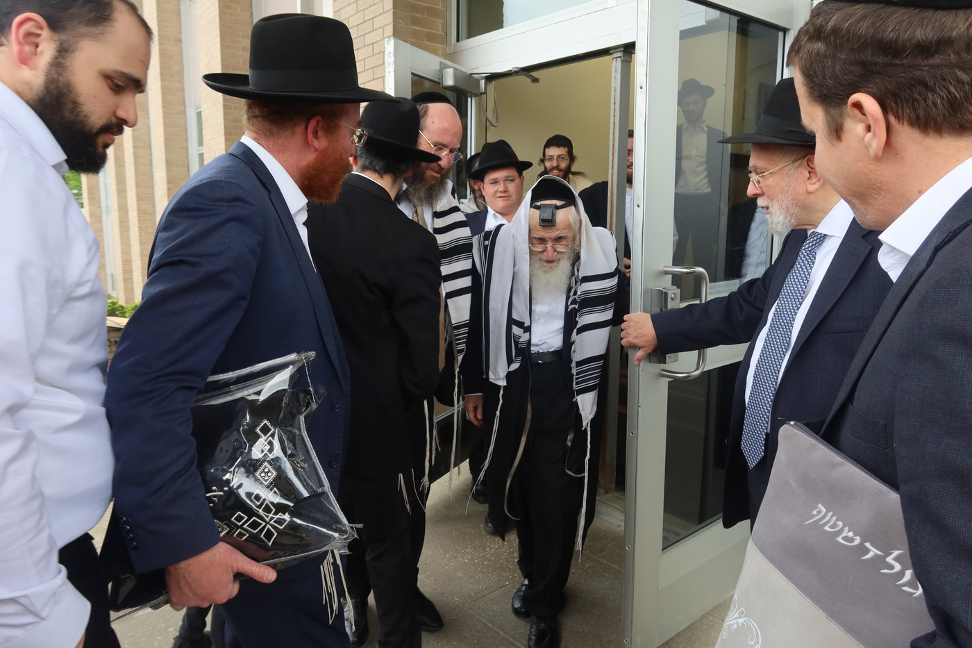 מסע הגר"ע אויערבאך בחו"ל