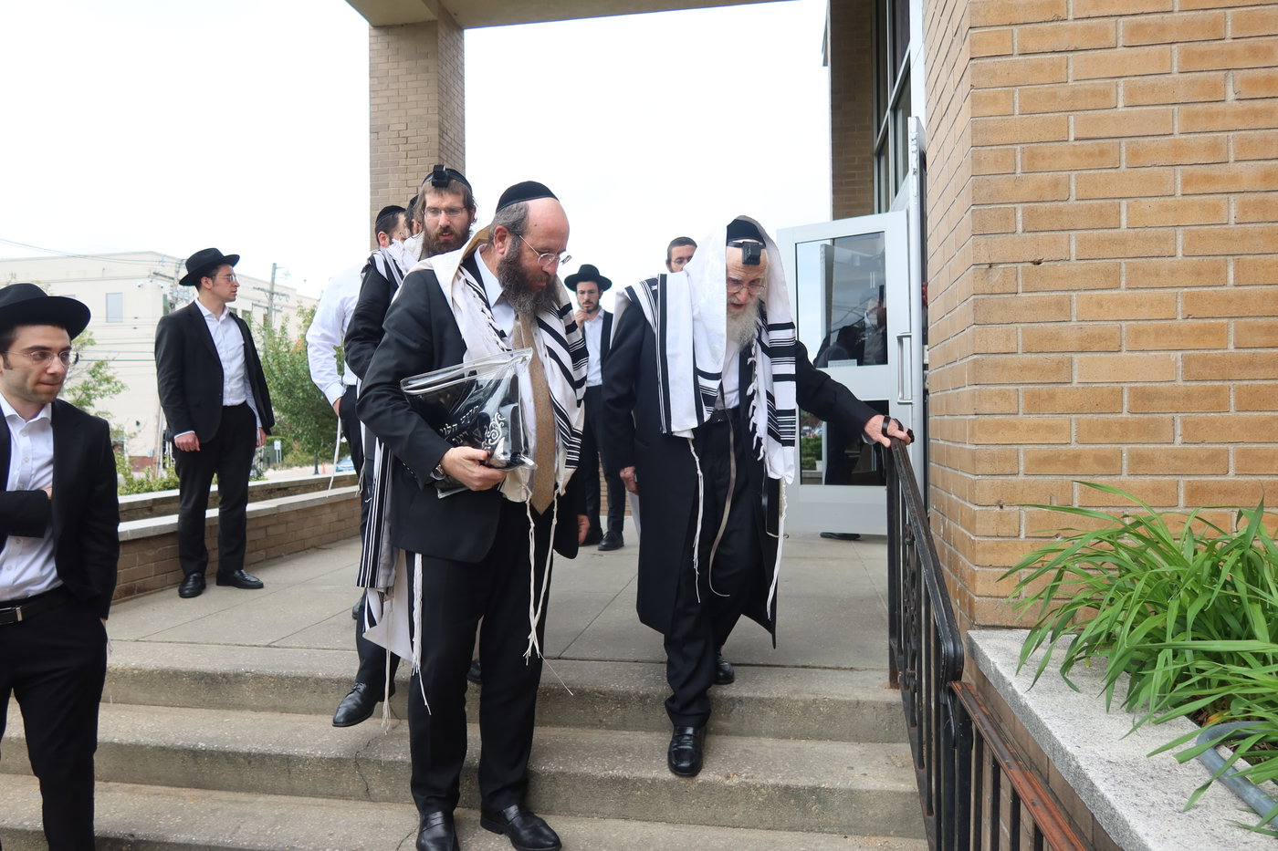 מסע הגר"ע אויערבאך בחו"ל