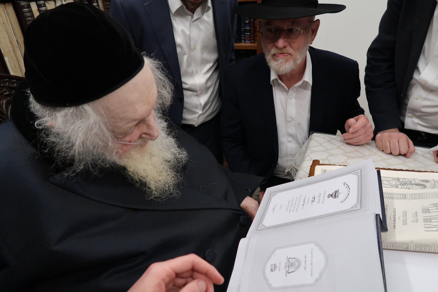 חברי המשלחת של הגר"י זילברשטיין אצל הגר"מ שטרנבוך