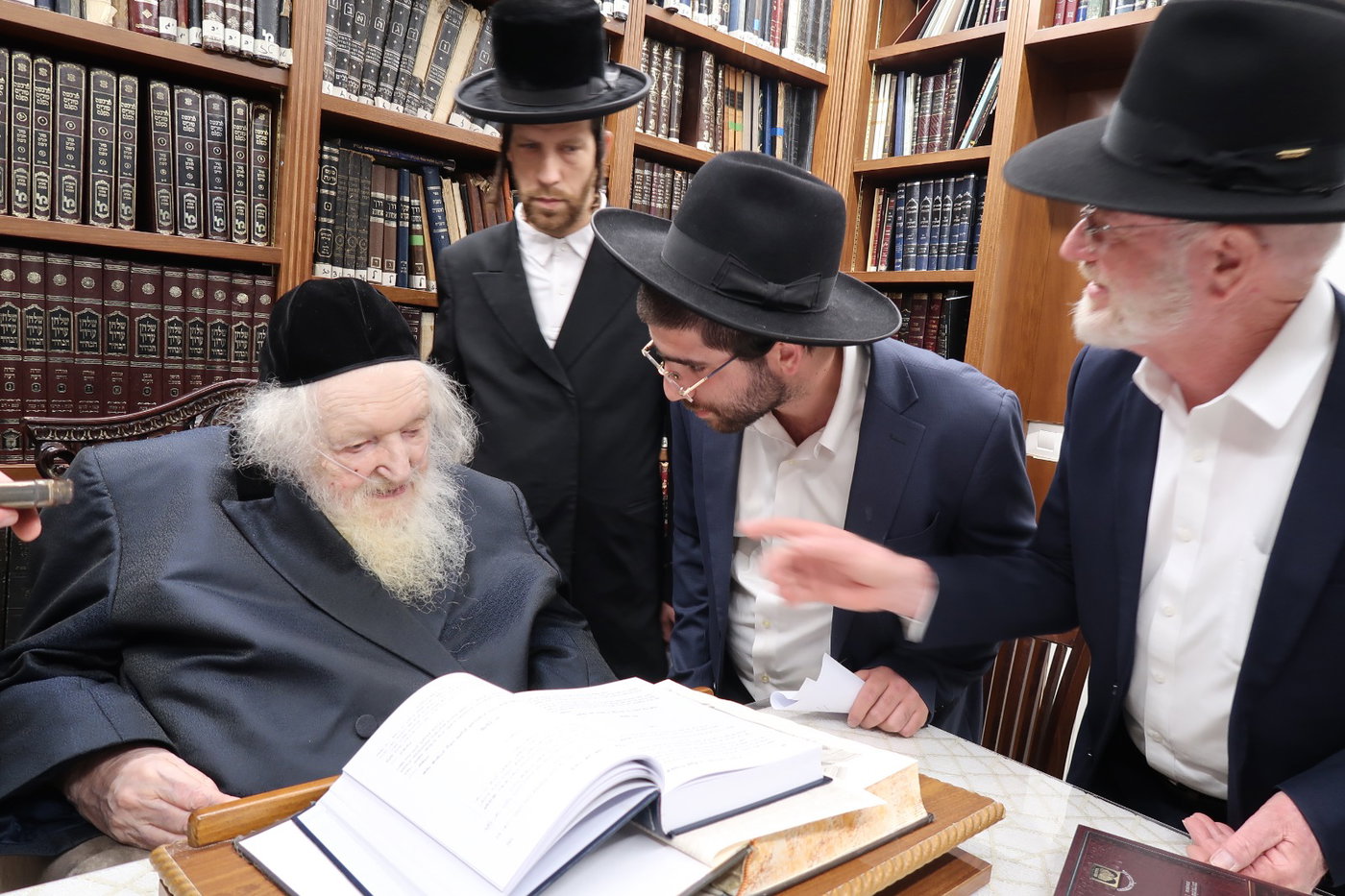 חברי המשלחת של הגר"י זילברשטיין אצל הגר"מ שטרנבוך