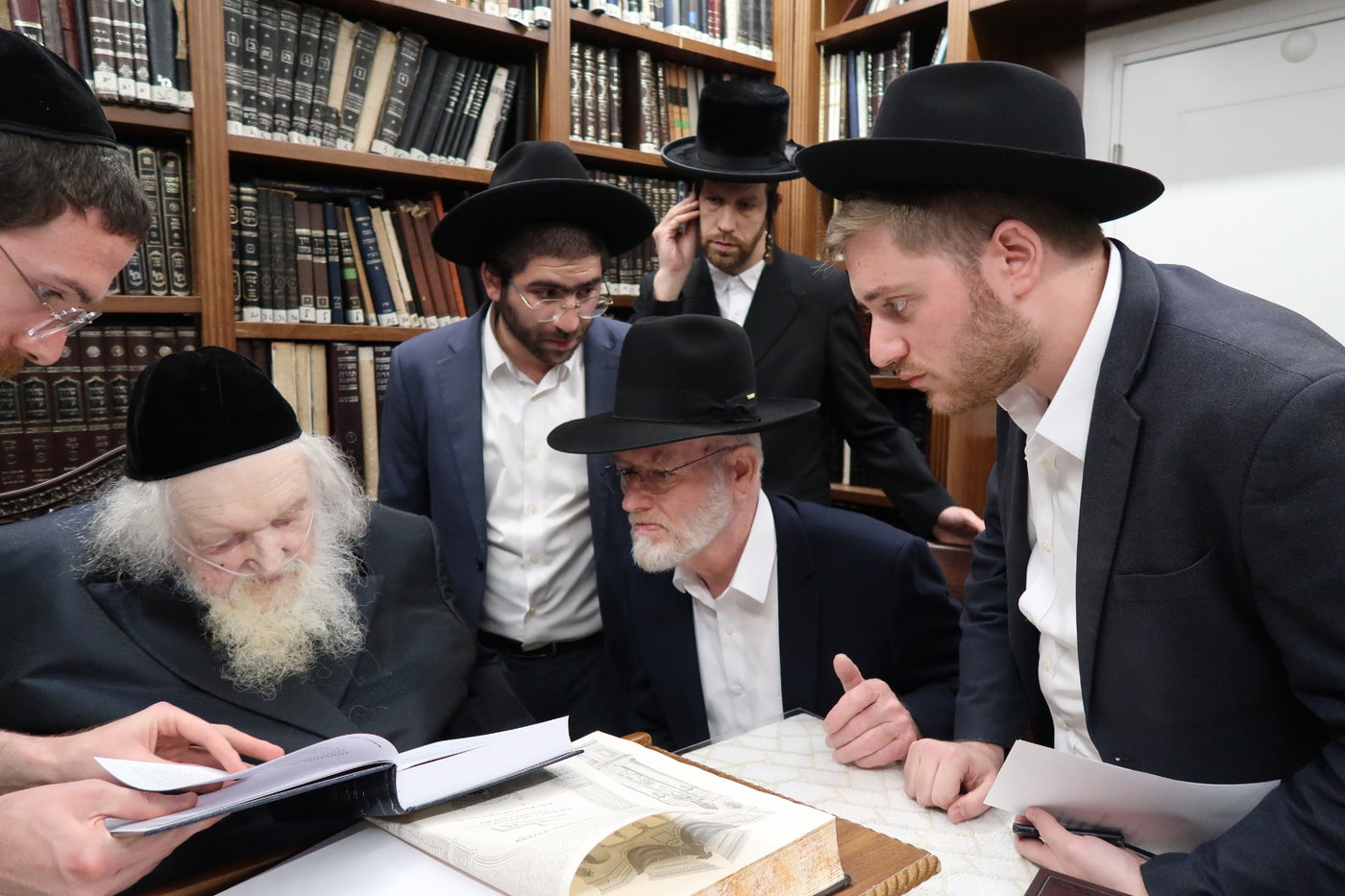 חברי המשלחת של הגר"י זילברשטיין אצל הגר"מ שטרנבוך