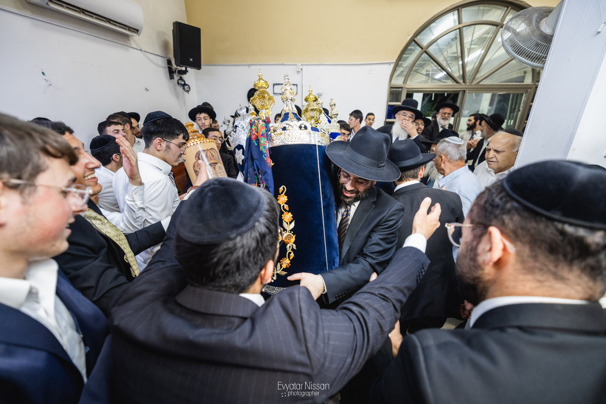 הכנסת ספר תורה לישיבת לבב חכמה