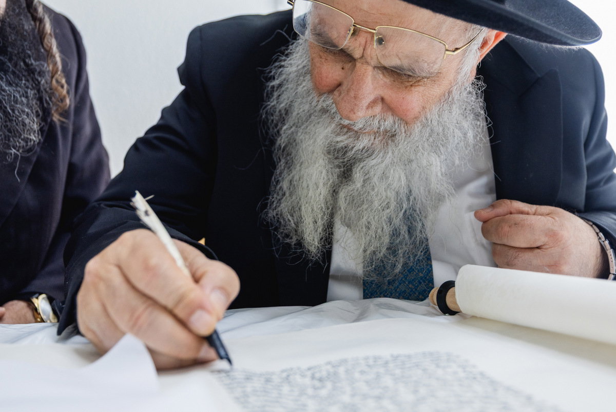 הכנסת ספר תורה לישיבת לבב חכמה