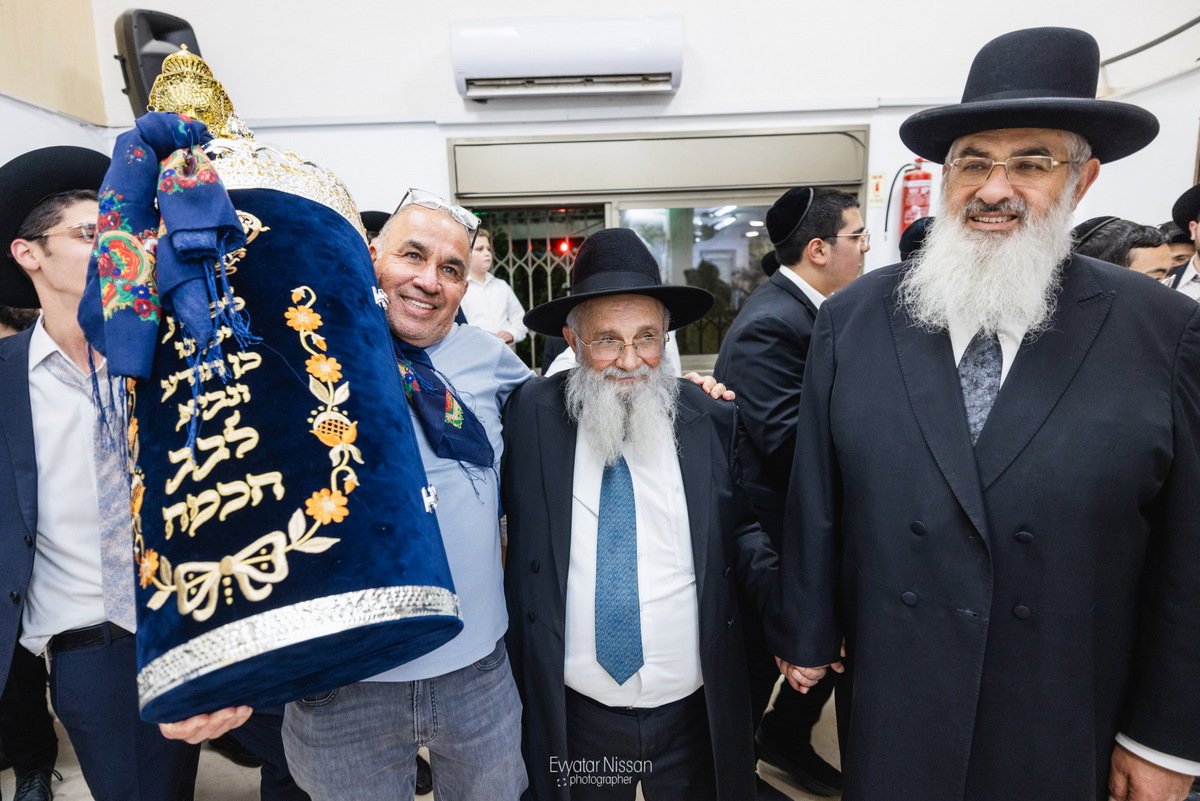 הכנסת ספר תורה לישיבת לבב חכמה