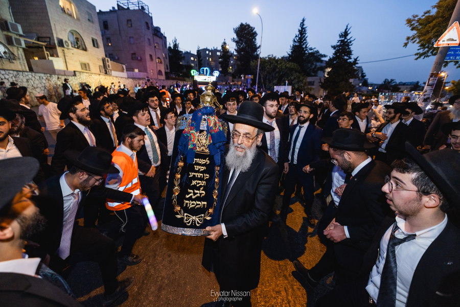 הכנסת ספר תורה לישיבת לבב חכמה