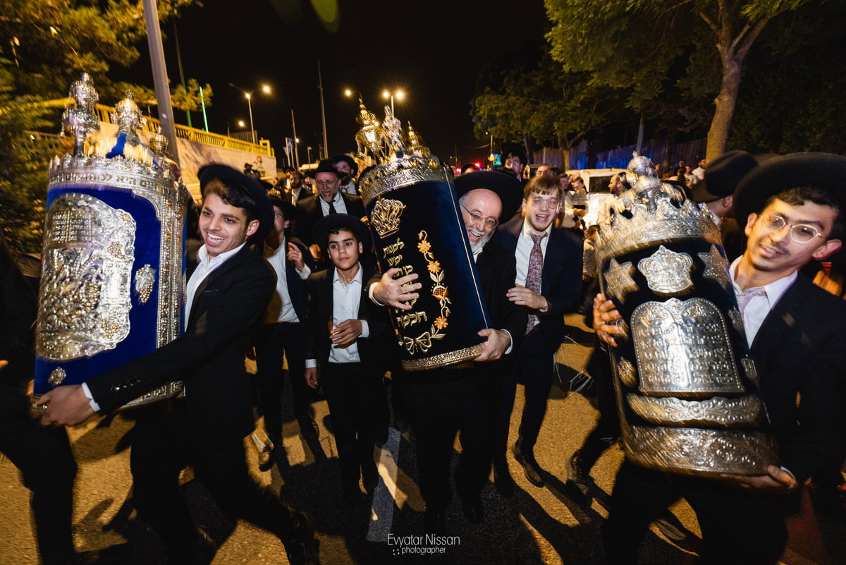 הכנסת ספר תורה לישיבת לבב חכמה
