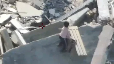 צפו: הילד הקטן נשלח על ידי חמאס למשימה קטלנית בלב ההריסות בעזה