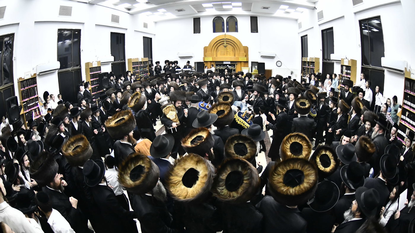 הכנסת ספר תורה לביהמ"ד סקולען בב"ב