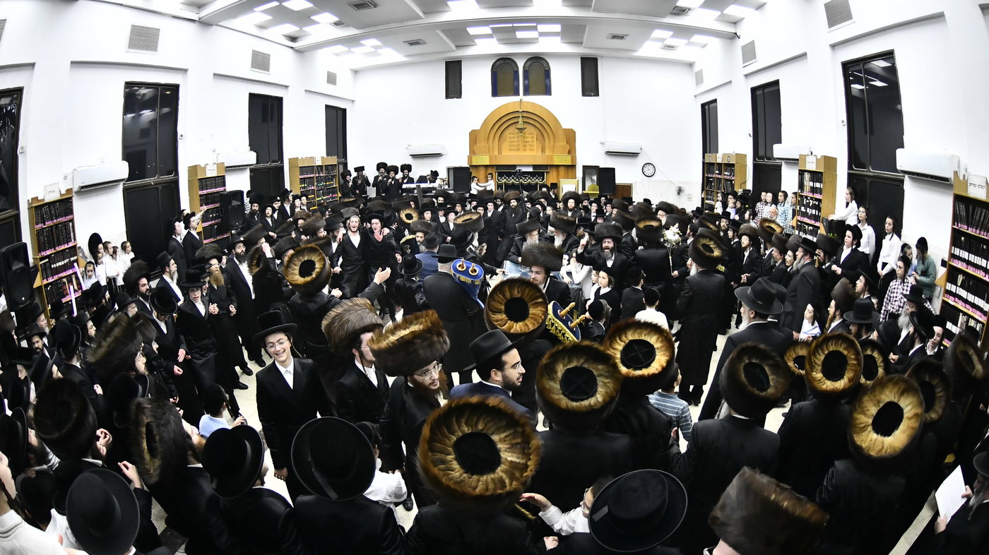 הכנסת ספר תורה לביהמ"ד סקולען בב"ב