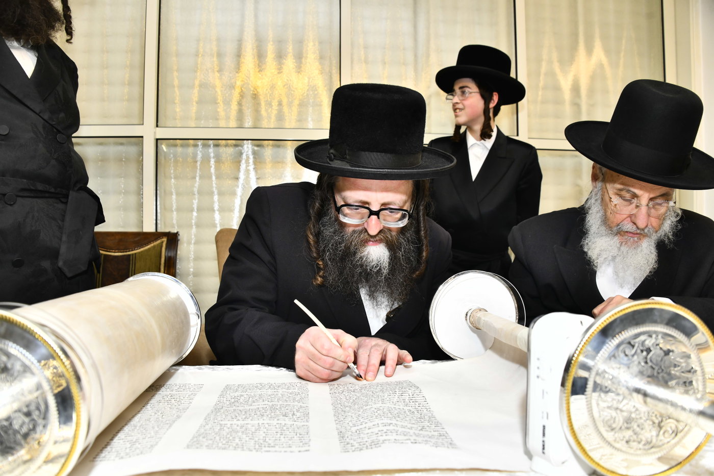 הכנסת ספר תורה לביהמ"ד סקולען בב"ב
