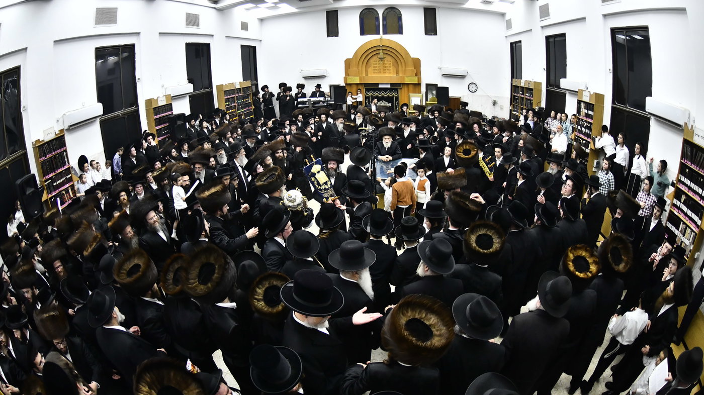 הכנסת ספר תורה לביהמ"ד סקולען בב"ב