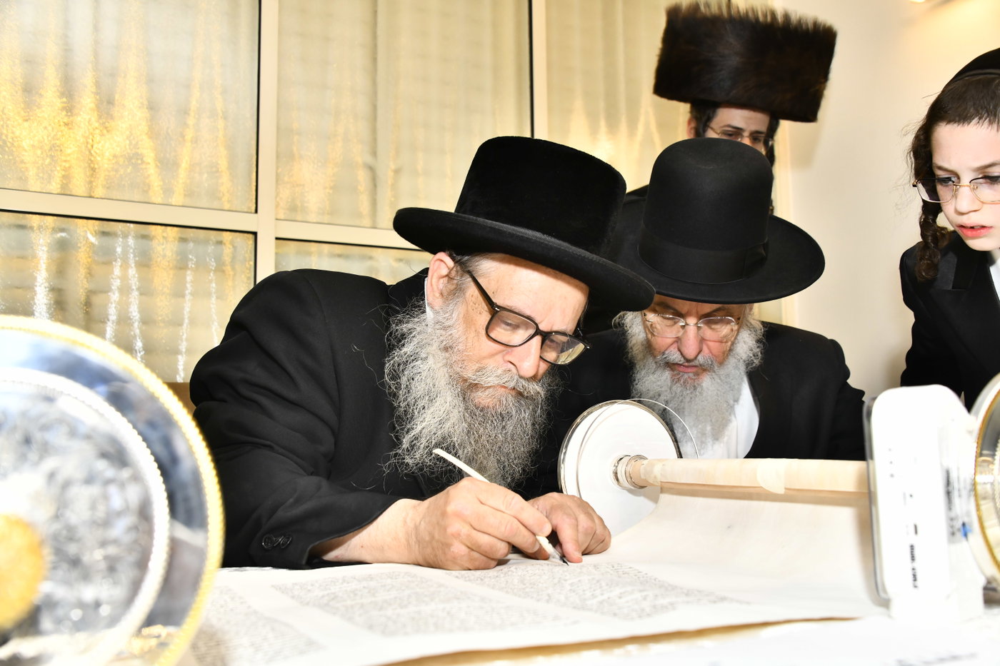 הכנסת ספר תורה לביהמ"ד סקולען בב"ב