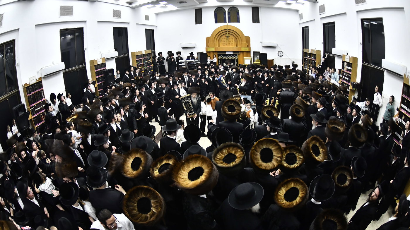 הכנסת ספר תורה לביהמ"ד סקולען בב"ב