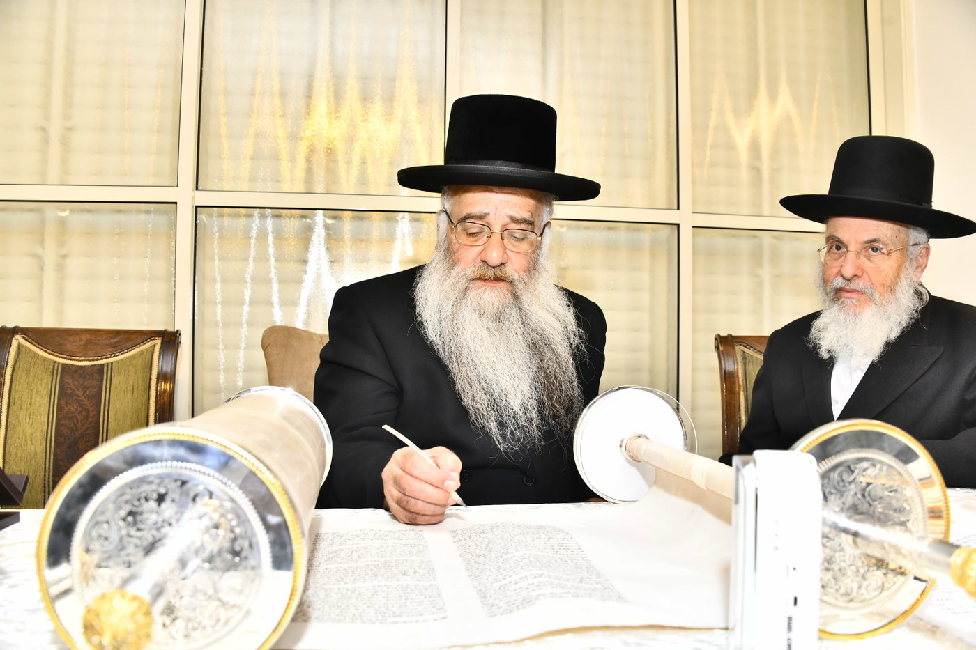 הכנסת ספר תורה לביהמ"ד סקולען בב"ב