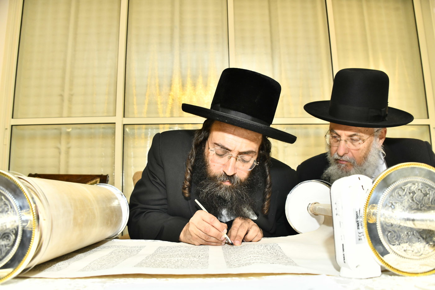 הכנסת ספר תורה לביהמ"ד סקולען בב"ב