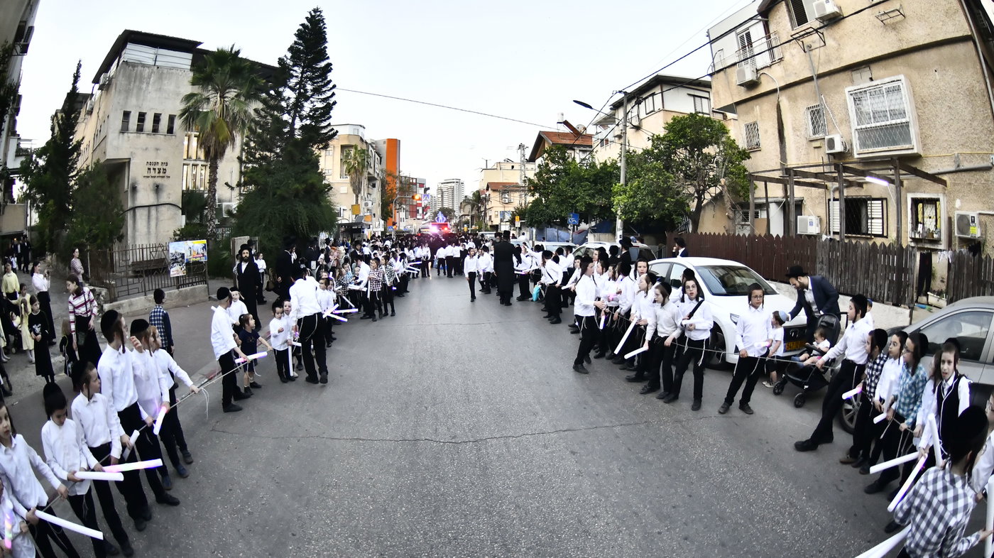 הכנסת ספר תורה לביהמ"ד סקולען בב"ב
