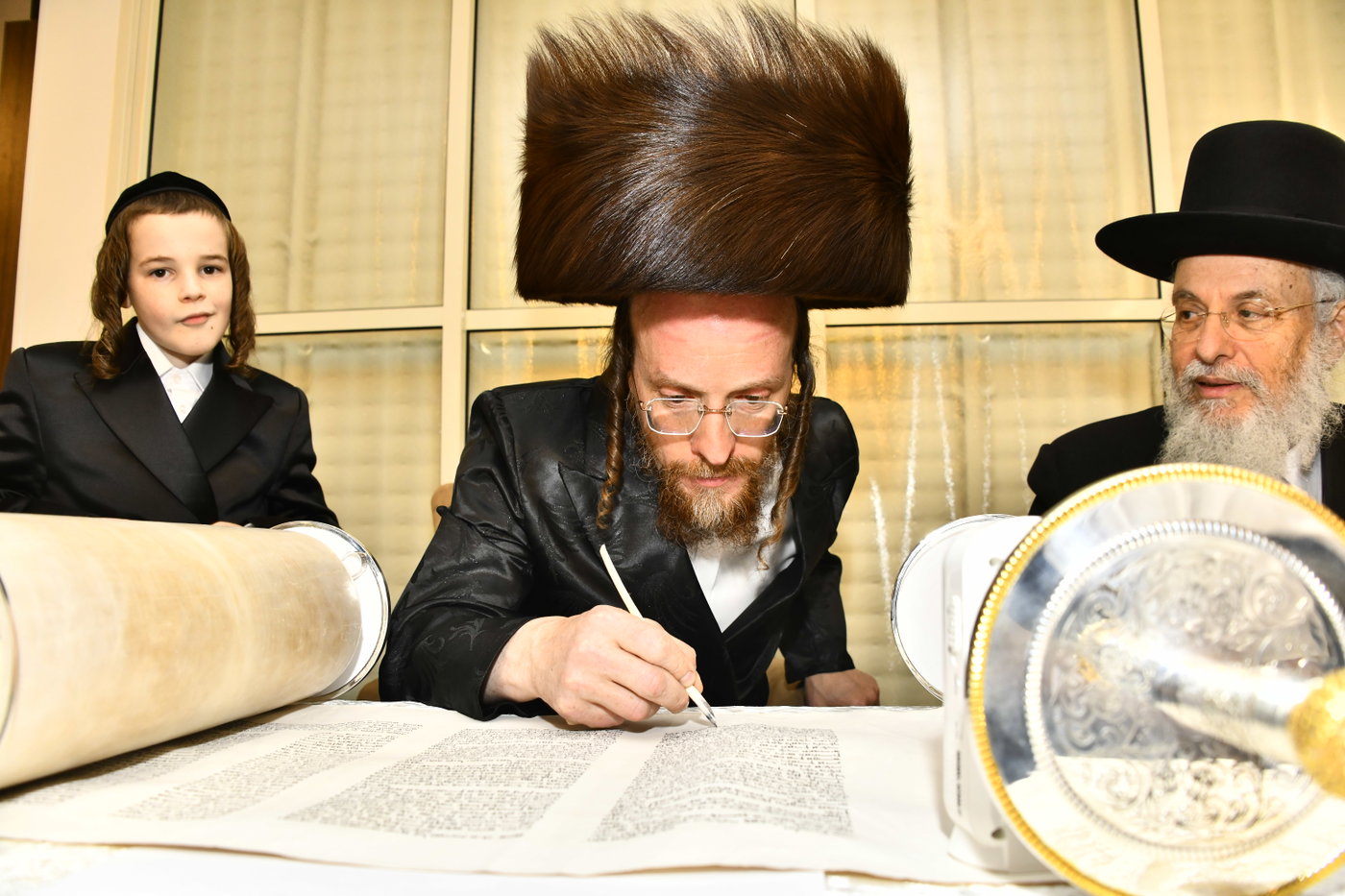 הכנסת ספר תורה לביהמ"ד סקולען בב"ב
