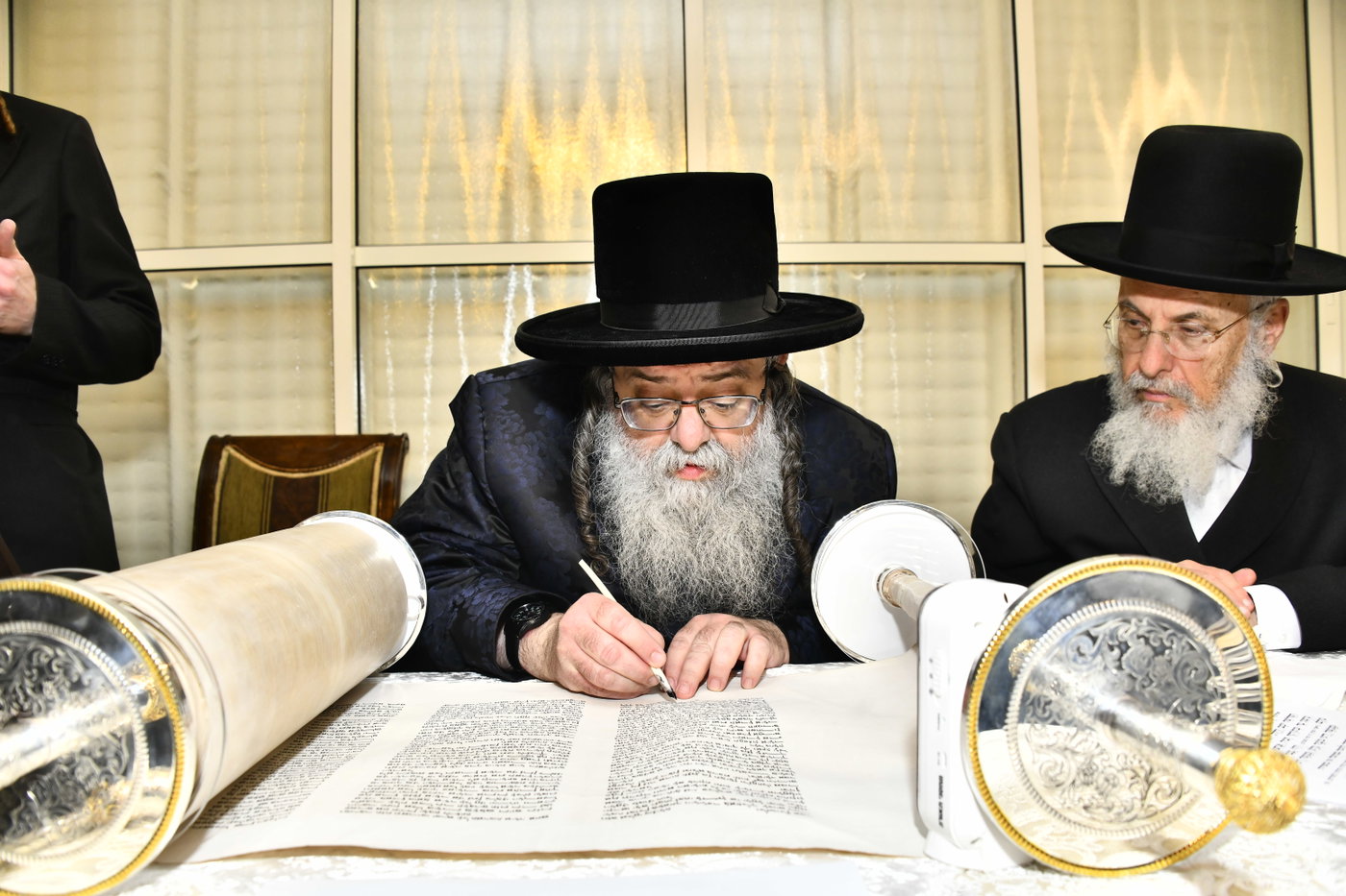 הכנסת ספר תורה לביהמ"ד סקולען בב"ב