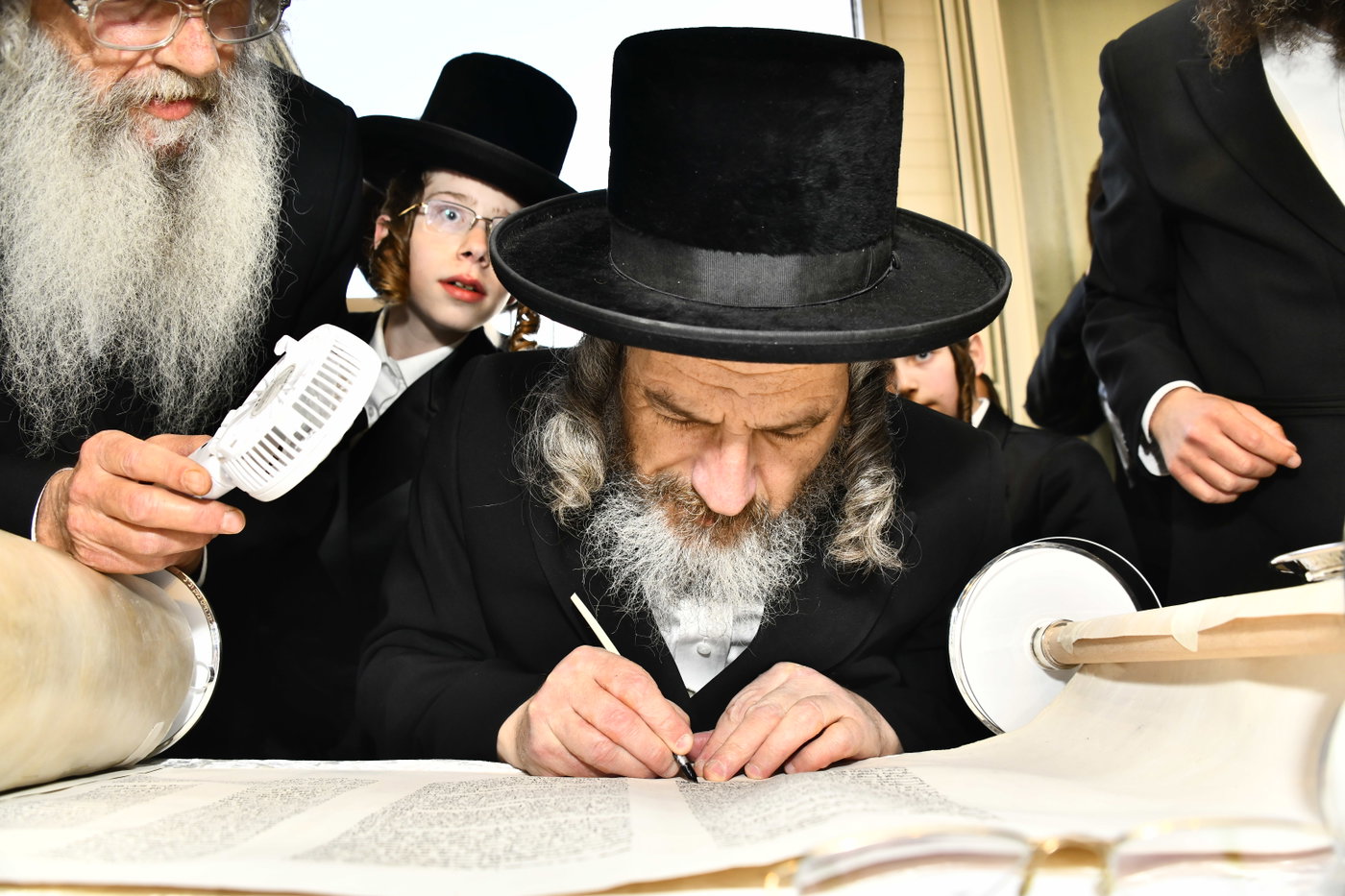 הכנסת ספר תורה לביהמ"ד סקולען בב"ב