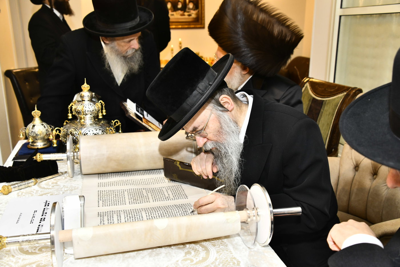 הכנסת ספר תורה לביהמ"ד סקולען בב"ב