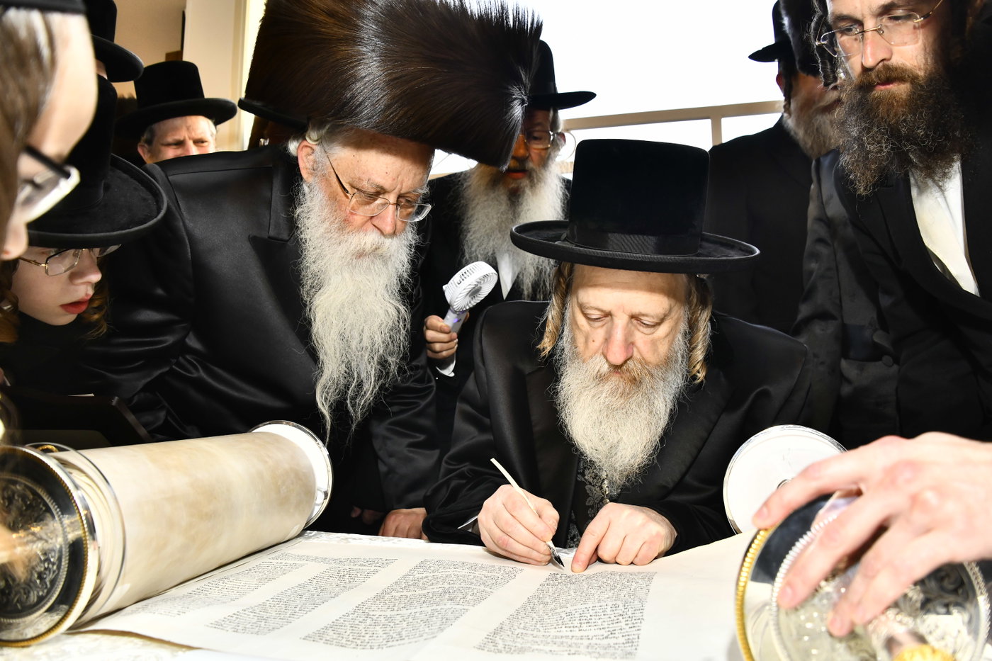 הכנסת ספר תורה לביהמ"ד סקולען בב"ב
