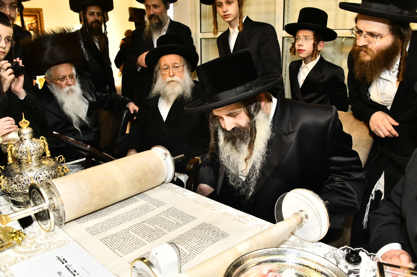 הכנסת ספר תורה לביהמ"ד סקולען בב"ב