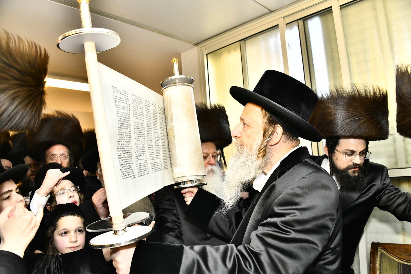 הכנסת ספר תורה לביהמ"ד סקולען בב"ב