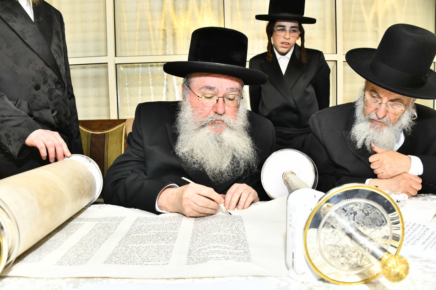 הכנסת ספר תורה לביהמ"ד סקולען בב"ב