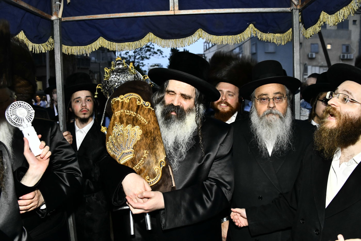 הכנסת ספר תורה לביהמ"ד סקולען בב"ב