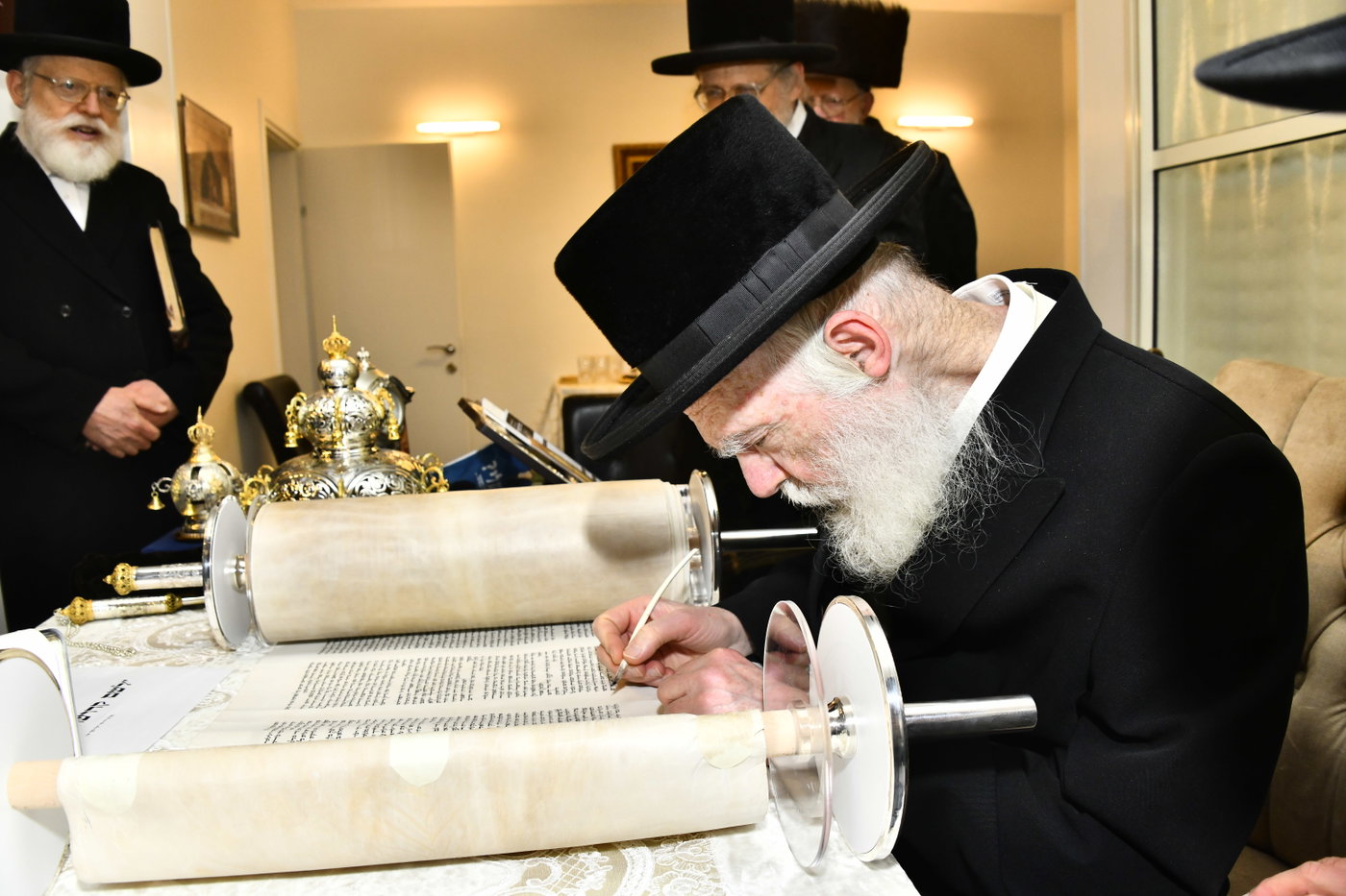 הכנסת ספר תורה לביהמ"ד סקולען בב"ב