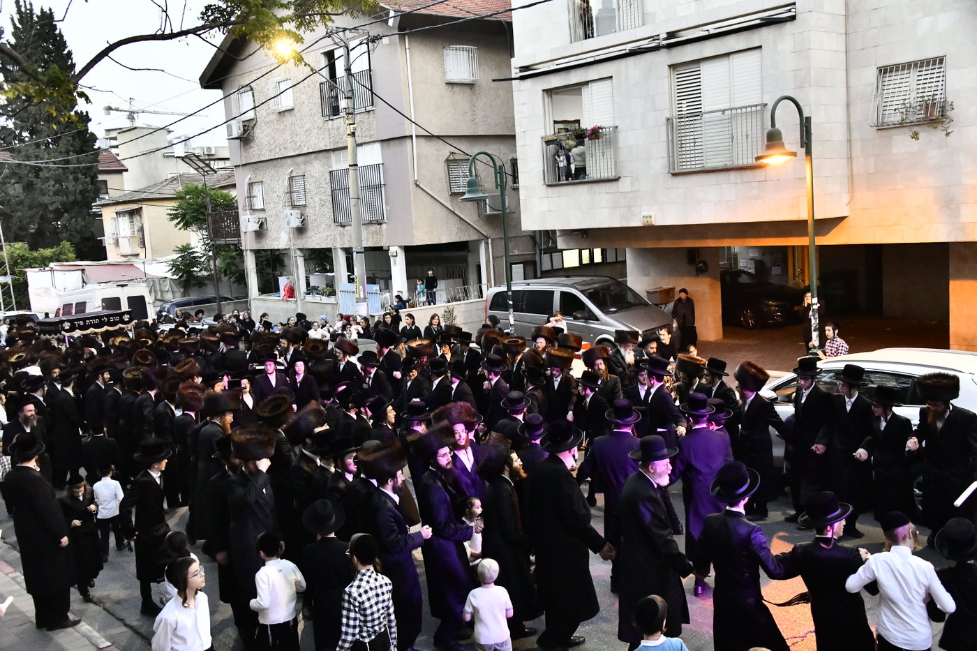הכנסת ספר תורה לביהמ"ד סקולען בב"ב