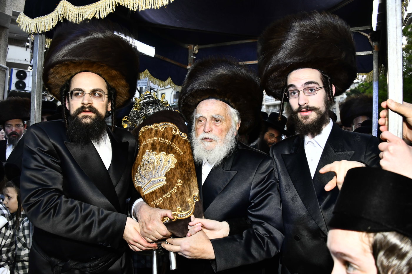 הכנסת ספר תורה לביהמ"ד סקולען בב"ב
