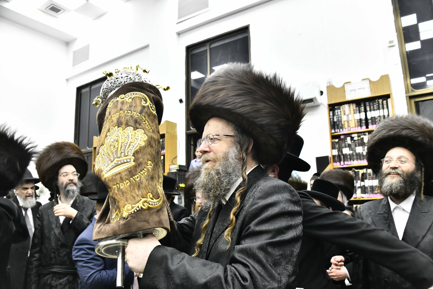 הכנסת ספר תורה לביהמ"ד סקולען בב"ב