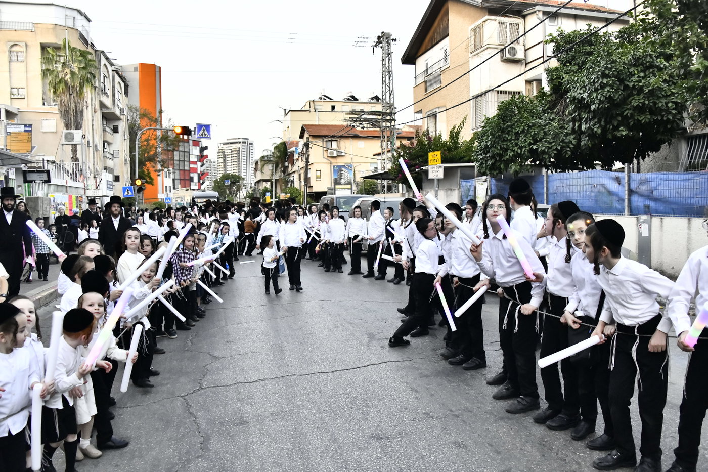 הכנסת ספר תורה לביהמ"ד סקולען בב"ב