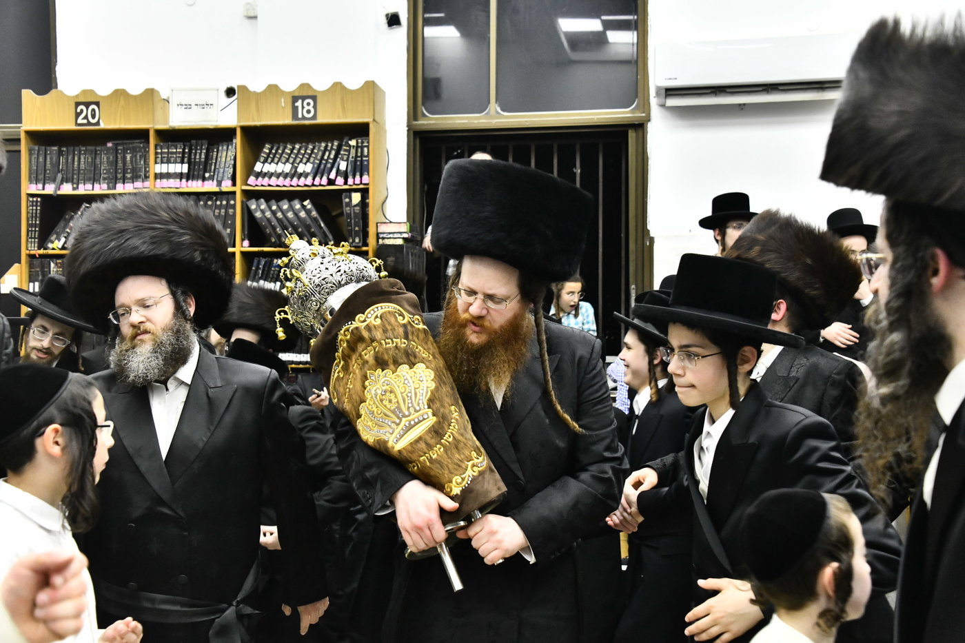 הכנסת ספר תורה לביהמ"ד סקולען בב"ב