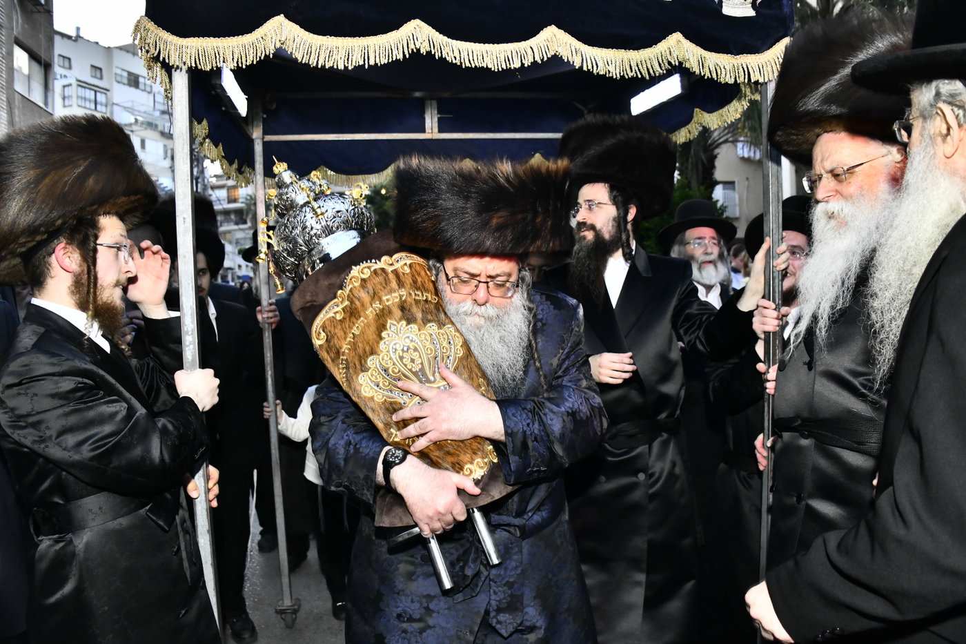 הכנסת ספר תורה לביהמ"ד סקולען בב"ב
