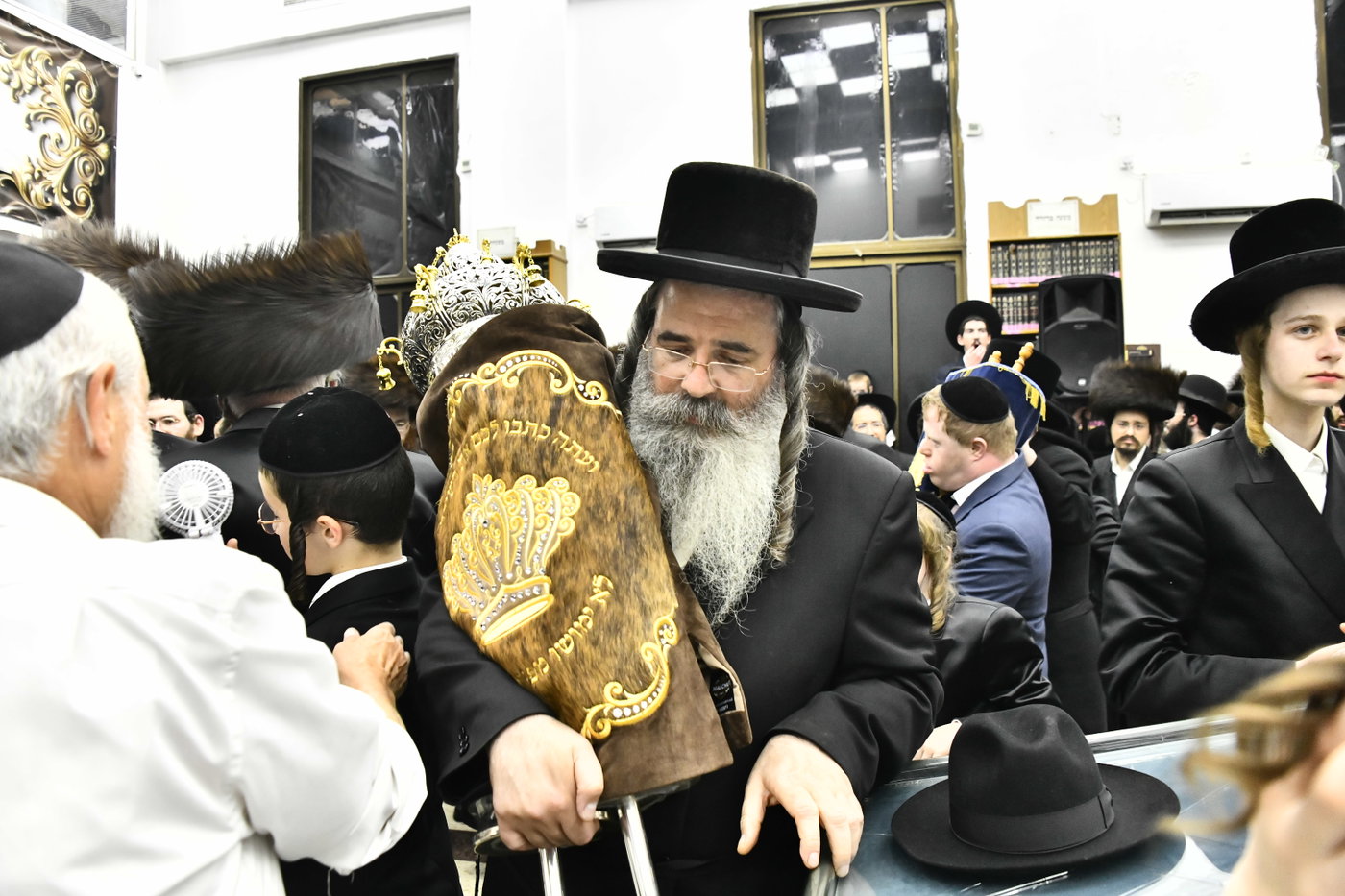 הכנסת ספר תורה לביהמ"ד סקולען בב"ב